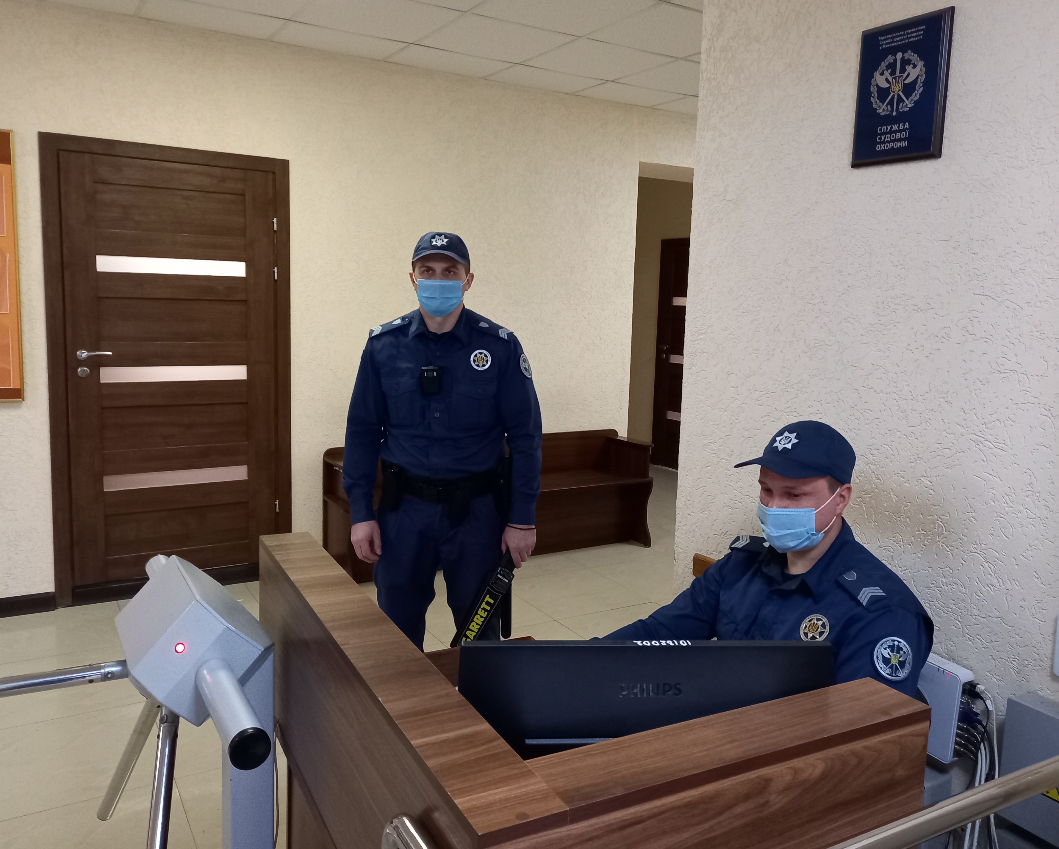 Ножі, викрутки та… піротехніка: бердичівські судові охоронці припинили можливість пронесення заборонених предметів